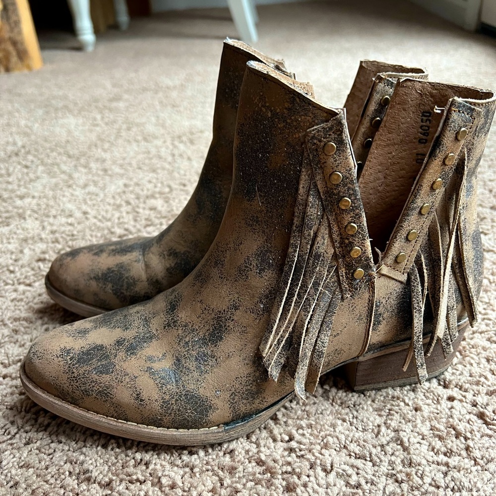 One pair of Circle G cowgirl booties. Worn once. Size 10. Great condition.